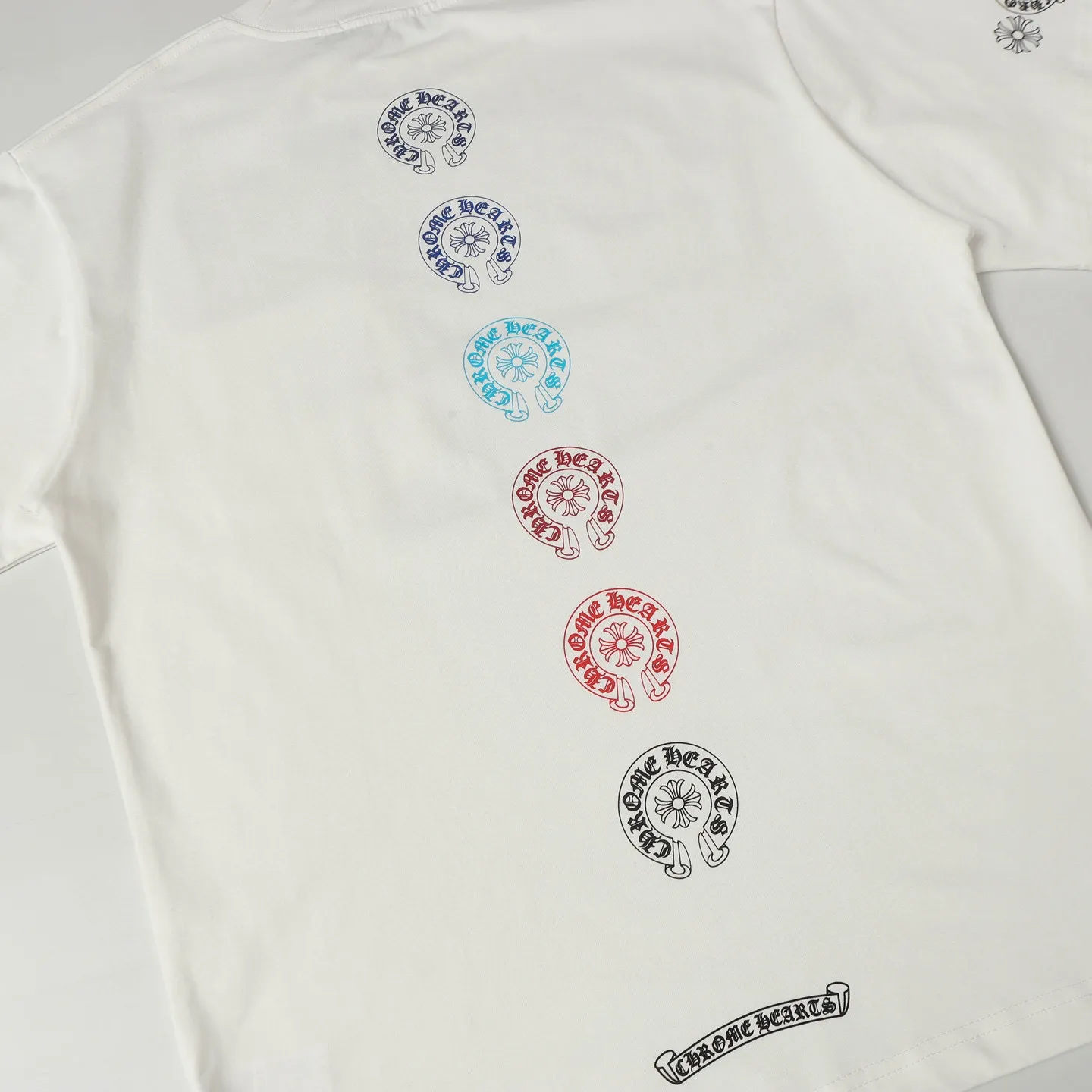 🅿️180 Chrome hearte/Chrome heart ch 25ss early spring horseshoe cross six-color printed short-sleeved T-shirt. A must-have item for daily commuting for men and women in light luxury. The correct version is welcome to compare. Detailed features ·280 grams of 100% cotton double yarn jersey fabric ·Custom-dyed in the same cylinder, special thickened 32 pieces double-strand 1x1 thread ·Double-needle cross-stitch technology ·Original main mark washed hangtag Color: black white Size: XS-L
